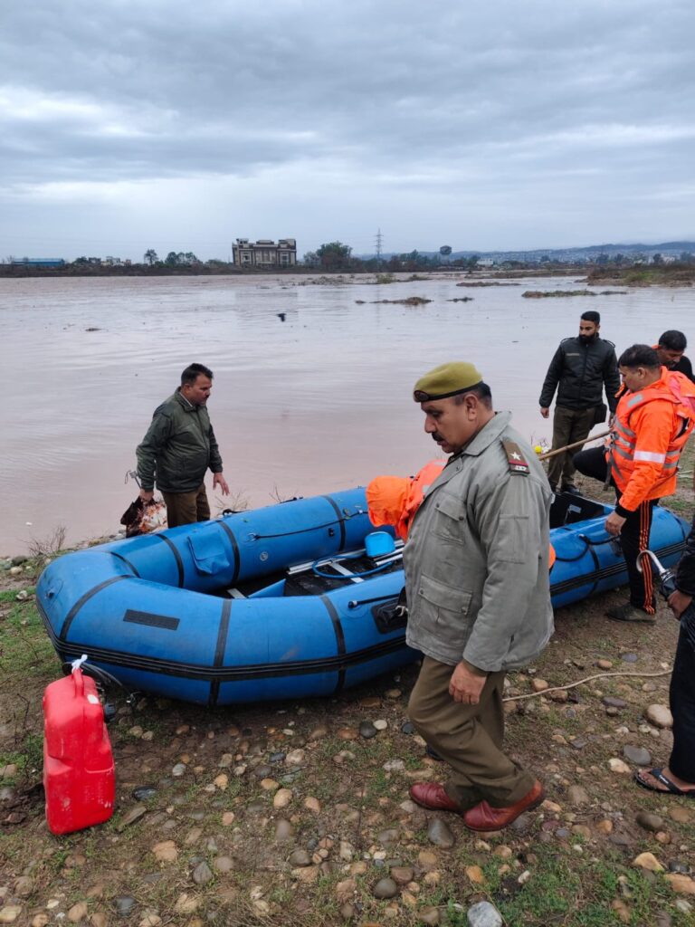 Swift and coordinated action of Jammu police & SDRF successfully saved a precious human life on SOS call from river Tawi in a flash flood in Phallianmandal area of Tawi river