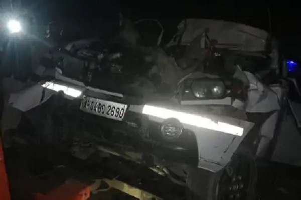 Car collides with parked trailer, 3 dead and 5 injured