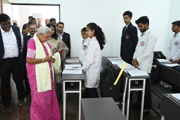 Governor inspected ongoing projects and academic activities of Avadh University