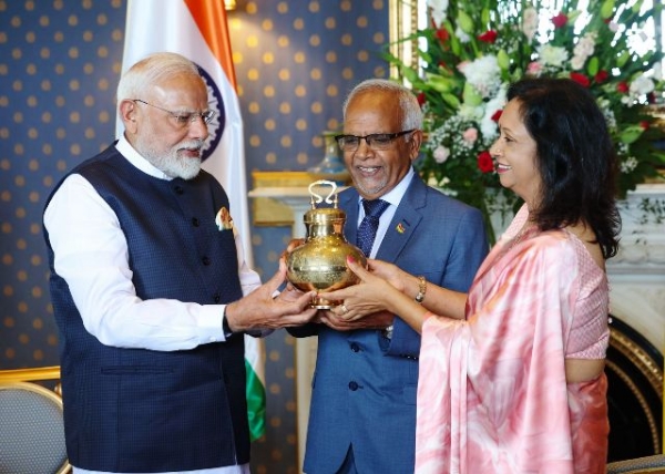 PM Modi meets with Prez of Republic of Mauritius