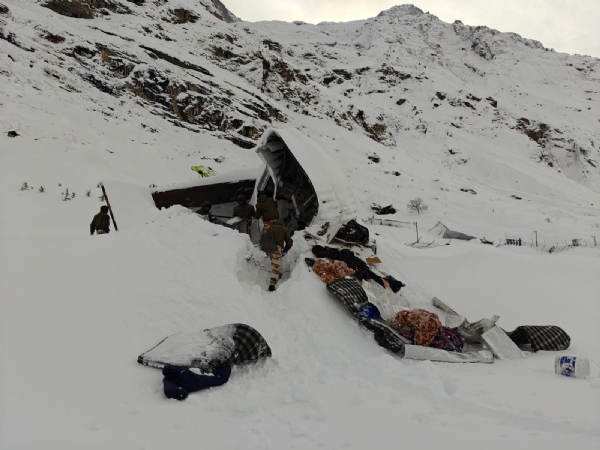 (Update) Four workers missing in avalanche near Mana, one worker reached home safely