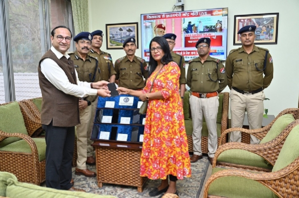 NFR GM hands over 100th recovered cellphone to rightful owner at Maligaon