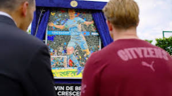 Manchester City honored Kevin De Bruyne by unveiling mosaic and dedicating road name