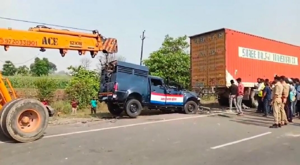UP Police van collides with parked truck, 5 killed including 4 cops