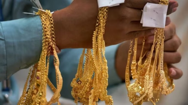 Gold prices decline; silver prices rise in bullion market