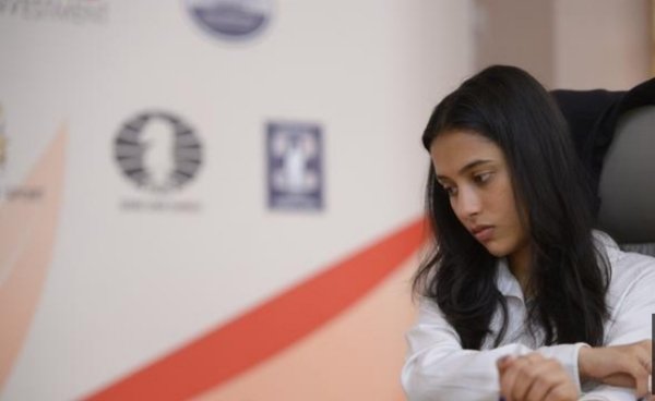 10–3 Masterclass: Divya Deshmukh Storms Past Lei into Quarter‑Finals