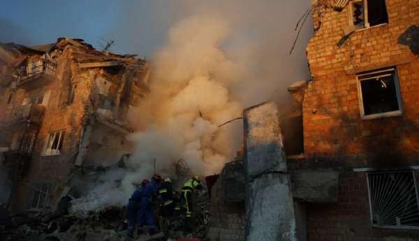 Fierce Clashes in Moscow and Kyiv: Fire at Russian Oil Refinery, 14 Dead in Ukraine