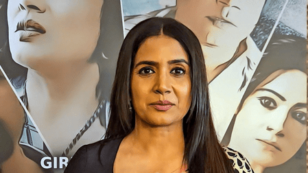 Sonali Kulkarni highlights the role of entourages in the film industry
