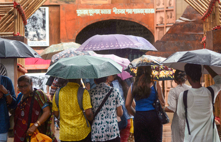 Despite rain, people throng Durga Puja mandaps in Kolkata