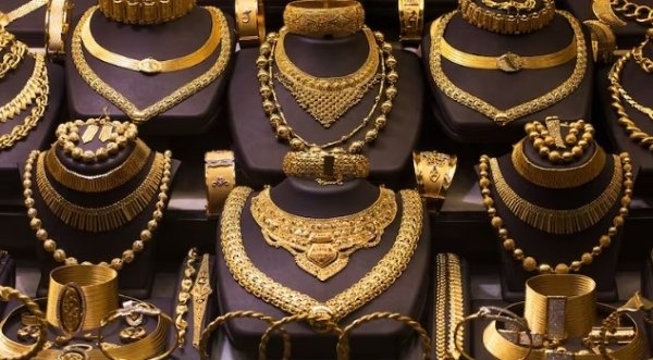 Gold Crosses ₹1.07 Lakh Mark in Bullion Market, Silver Sees Marginal Dip