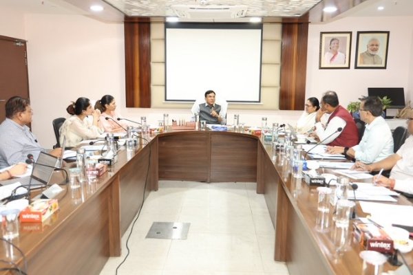 Union Minister Dr. Mansukh Mandaviya Leads Strategic Meeting at MY Bharat Headquarters