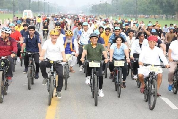 Mandaviya Joins ‘Fit India Sunday on Cycle,’ Urges Citizens to Embrace Swadeshi Products