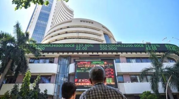 Sensex Sheds 850 Points from Highs on Profit Booking, Ends Flat in Green