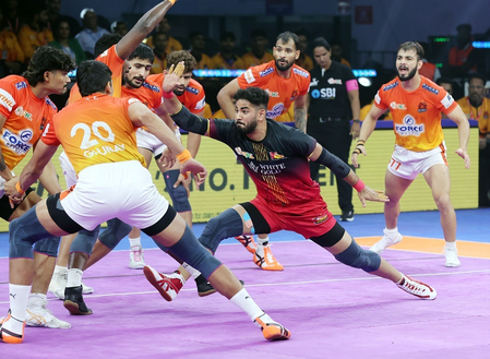 PKL 12: Sandeep runs riot over Gujarat Giants as U Mumbai secure massive win