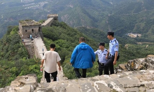 Tourist Couple Fined for Carving Names on Great Wall of China