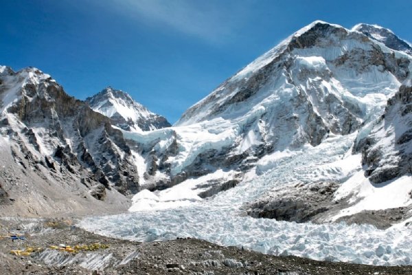 Massive Rescue Operation Under Way as Snowstorm Traps 1,000 Climbers on Mount Everest’s Tibetan Slopes
