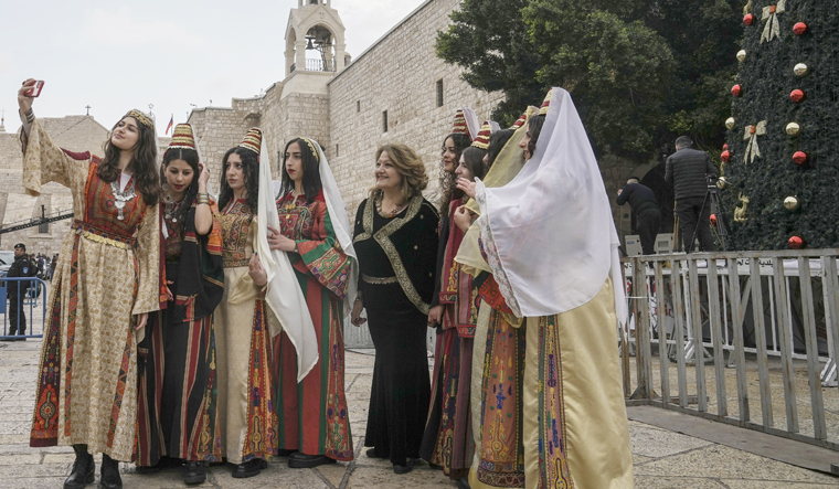 Bethlehem Sees Christmas Revival as Thousands Gather After Gaza Conflict – Kashmir Observer