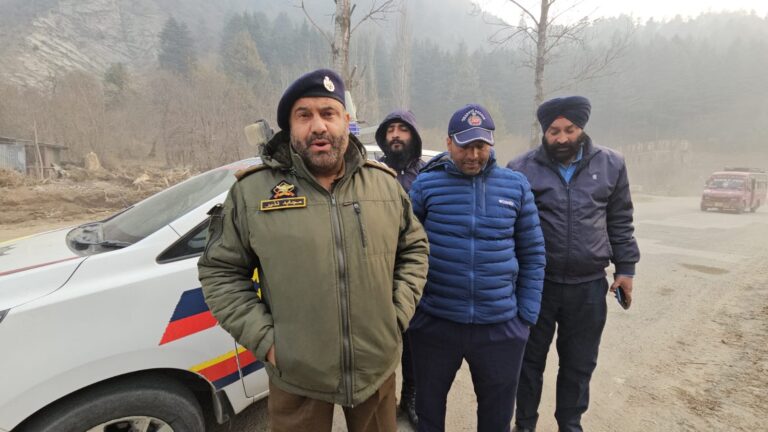 Baramulla police intensify traffic crackdown 200 challans issued, Rs 13,000 fine collected