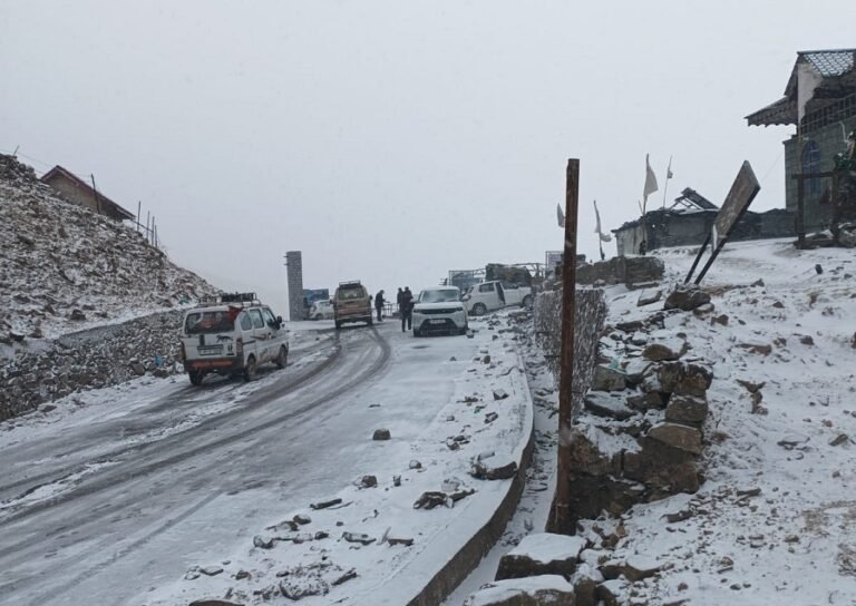 Snowfall Blocks Two Key Highways in Kashmir – Kashmir Observer