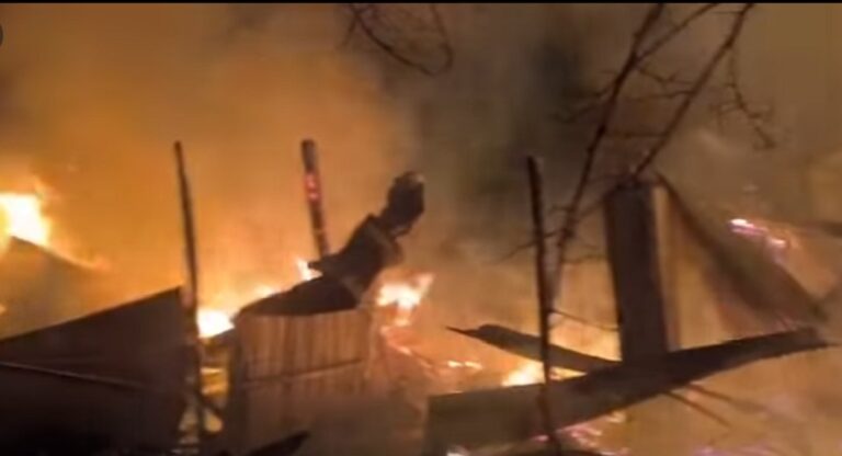 Fire Guts Timber Units, Commercial Building in Srinagar’s Munawarabad – Kashmir Observer