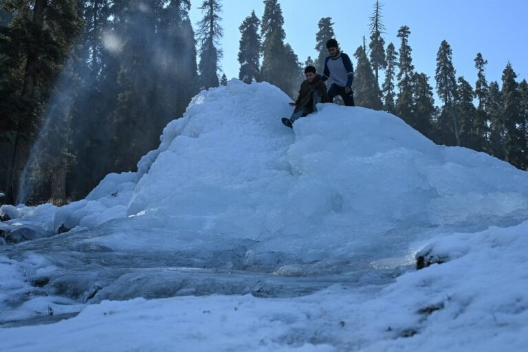 Cold Wave Tightens Grip on Kashmir