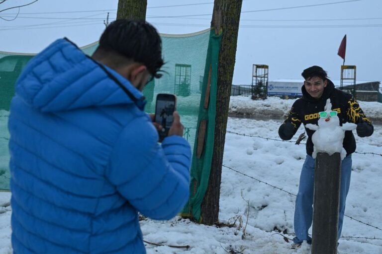 Kashmir Gets Snow, Srinagar Gets Memes