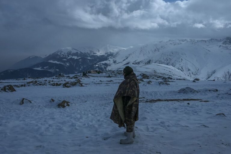 Two Army Porters Fall into Nallah in Gulmarg, Rescue Underway – Kashmir Observer