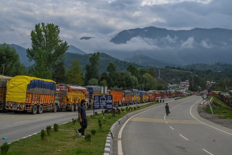 Srinagar-Jammu Highway Choked For 24 Hrs; Day Travel Advised  – Kashmir Observer