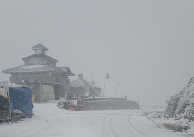 Snowfall at Pir Ki Gali Leads to Mughal Road Closure – Kashmir Observer