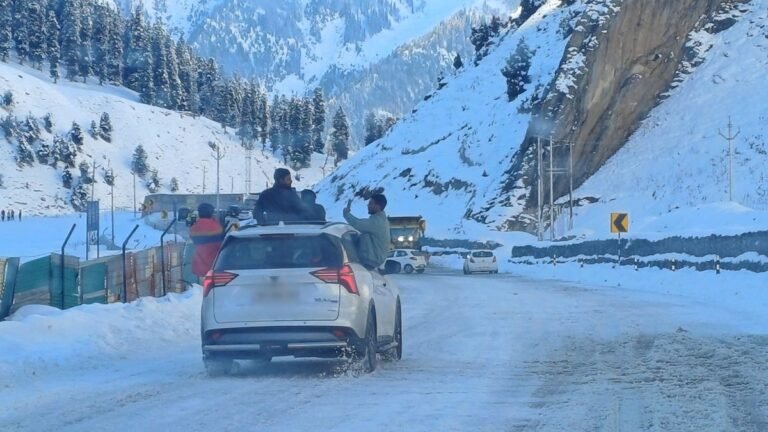 Stunt Driving by Tourists Raises Safety Concerns in Sonamarg – Kashmir Observer
