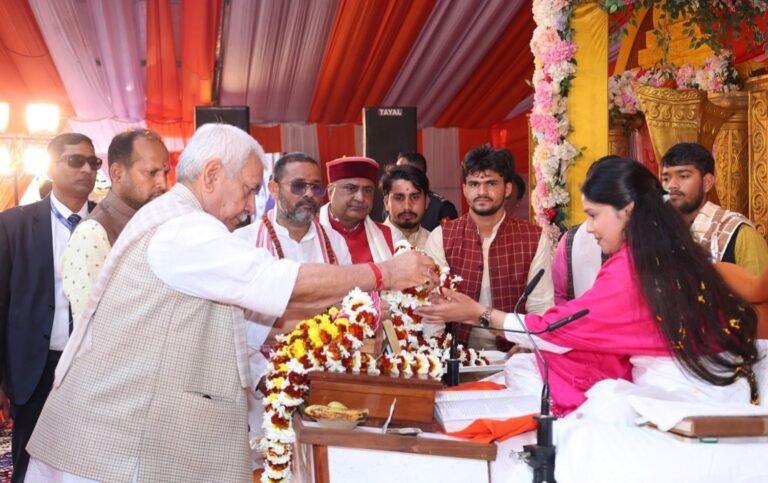 Lieutenant Governor attended Mahayagya and Prana-Pratishtha ceremony at Shri Lakshminarayan Temple at Bankatashiv in Deoria, Uttar Pradesh