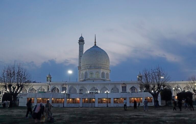 Crescent Moon Not Sighted, Eid on Saturday – Kashmir Observer