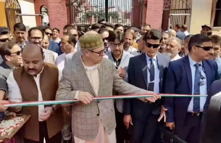 Omar Abdullah Avoids Cutting Tricolour Ribbon