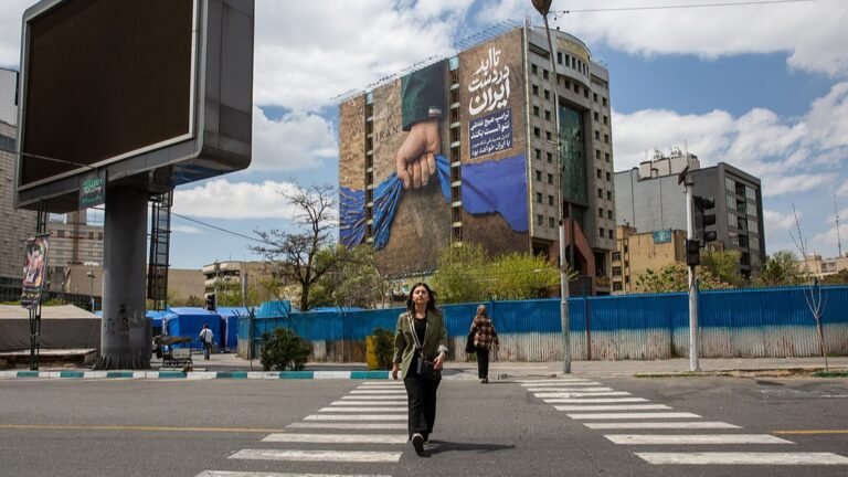  Iran Warns of ‘New Fronts’ as Trump Sets New Deadline
