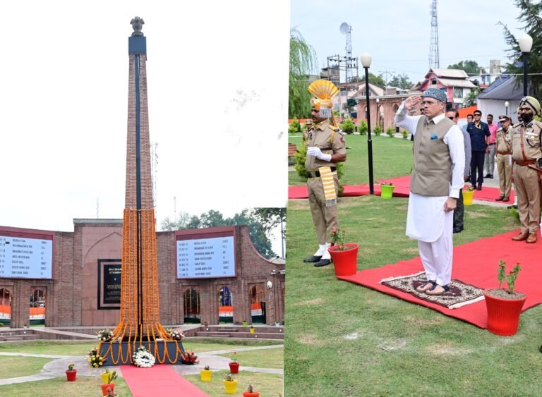 CM Omar Abdullah Pays floral tributes at Balidan Stambh on 80th Independence Day