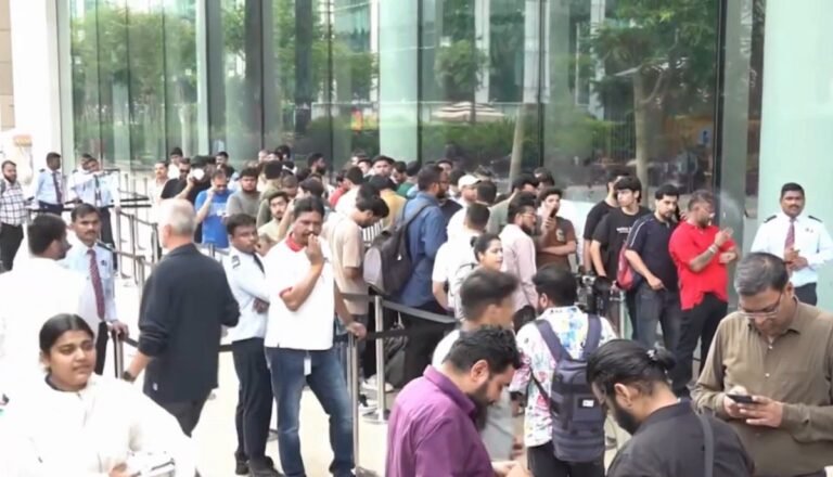 iPhone 18 Goes on Sale in India, Launch-Day Frenzy Grips Stores