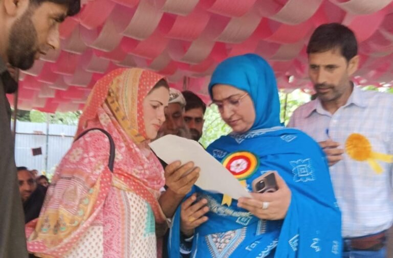 Aaya association JK delegation meets Pulwama CEO, seeks early resolution of workers’ issues